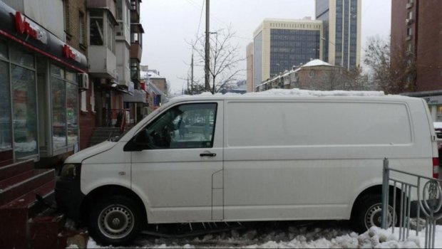 Бешеный микроавтобус протаранил зоомагазин: странное ДТП ошарашило Киев