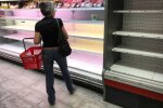 Женщина стоит у прилавков