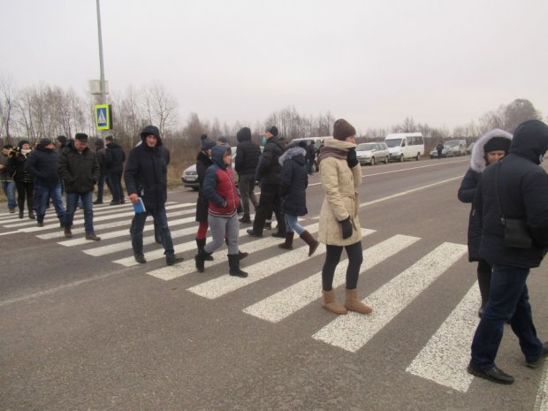 Страсти накаляются: под Одессой митингующие перекрыли крупную трасу