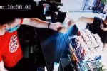 Мошенница в магазине, скрин из видео