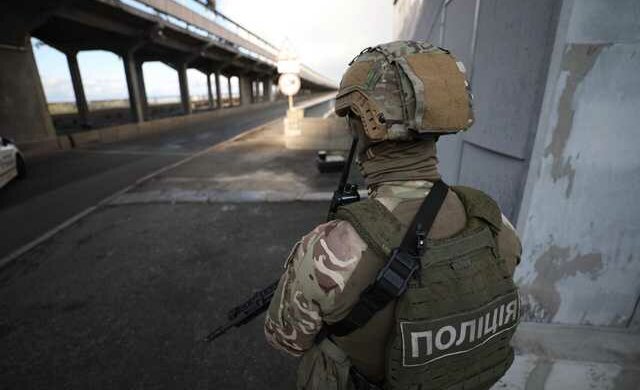 Стало известно имя злоумышленника, который "захватил" мост Метро в Киеве: сдал килограмм взрывчатки и 88 патронов