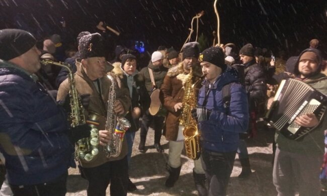 На Буковину завітала легендарна Маланка: кози та козаки з саксофонами заполонили вулиці