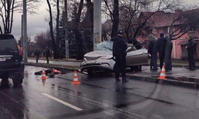Hyundai врезался в столб и проехал с ним 50 метров: водитель погиб (фото)