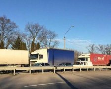 Трасу Київ-Одеса перекрили через "зламані" ваги
