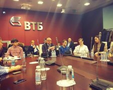 Росія кличе! Глава ВТБ вирядився в костюм вбивці мільйонів