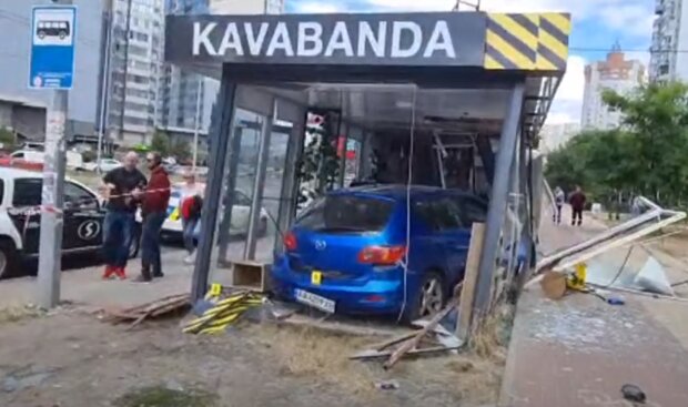 В Киеве неадекват за рулем снес остановку и разгромил кафе - "Утро начинается с кофе!"