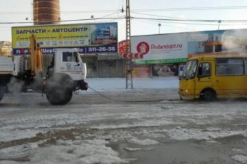  У Росії авто примерзли до дороги через прорив труби