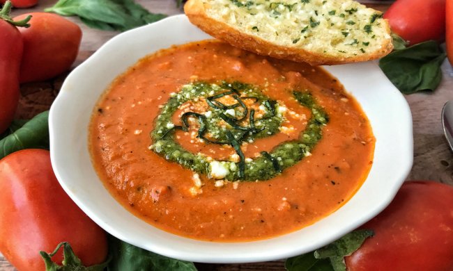 Густий томатний суп з соусом песто: легкий рецепт