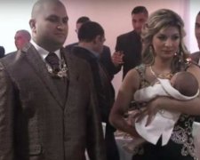 Немовля ромів купалося в золоті на власних хрестинах (відео)