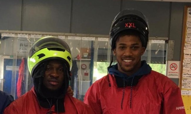 Джошуа увлекся автогонками