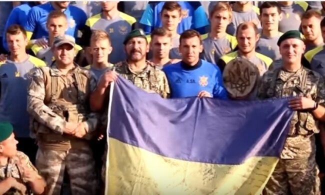 Вместе победим: как воины поддерживают футболистов (видео)