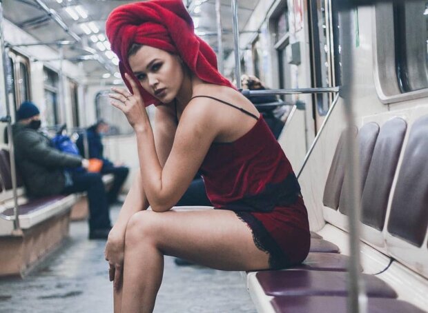 Харків'янка зважилася на сміливу фотосесію в метро: Facebook ХС Харків