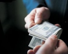 Житомирський прокурор дерибанив хабарі порівну зі злочинцем