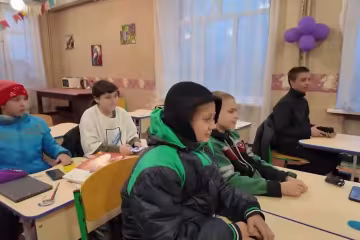 Школьников превращают в "спартанцев": родители жалуются на замерзшие туалеты и +7°C в классах