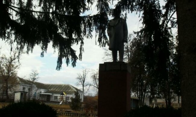 На Полтавщине Новый год отпраздновали падением Ленина (видео)