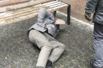 Безпорадний франківчанин ледь не став "проліском": замерзав під лавкою