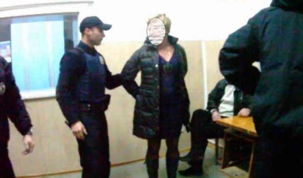 Вчителька фізкультури роздряпала обличчя патрульному Львова