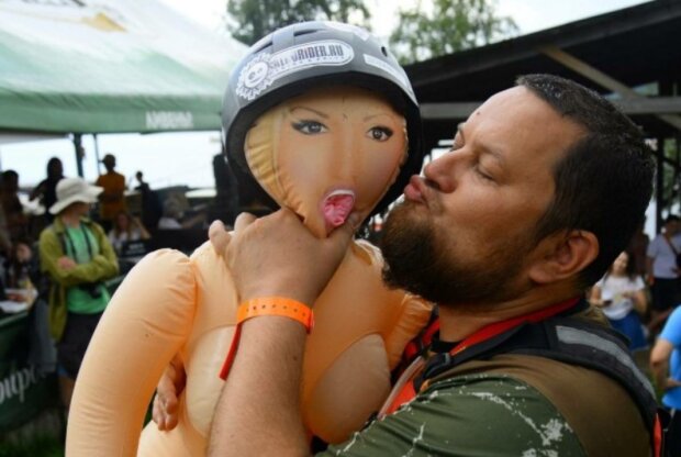 Змагання на гумових ляльках у росії. Фото з вільних джерел