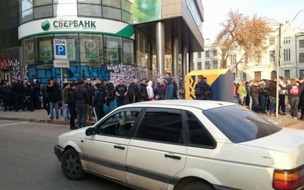 Поліція звільнила понад 20 замурованих в Сбербанку людей