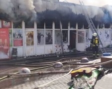 У Києві біля метро Дарниця палають кіоски, нещасні горять живцем: перші кадри кошмару