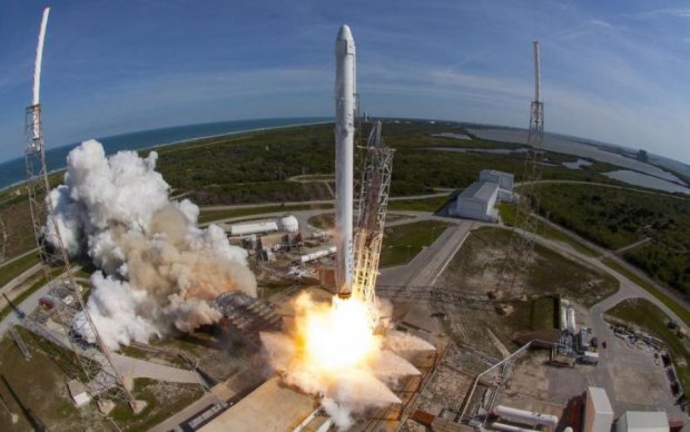 Первая ступень Falcon 9 успешно вернулась на землю