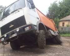 Харківський асфальт "проковтнув" сміттєвоз (ФОТО)