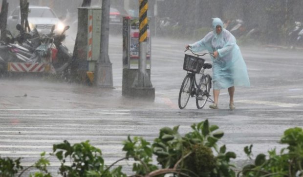 Тайванський тайфун лишив без електрики два мільйони будинків