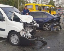 Масштабна ДТП на Оболоні: є постраждалі (фото)