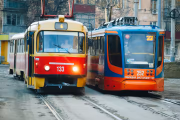 У Києві зійшов з рейок переповнений трамвай: рух паралізовано