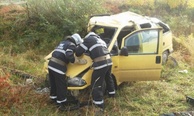Поезд "Киев-Ивано-Франковск" снес автомобиль (фото) 