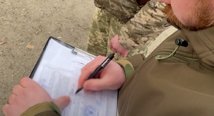 Выдача повестки. Фото: скрин youtube