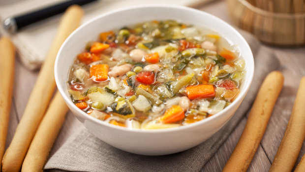 Худеем вместе: рецепт полезного супа с сельдереем и овощами