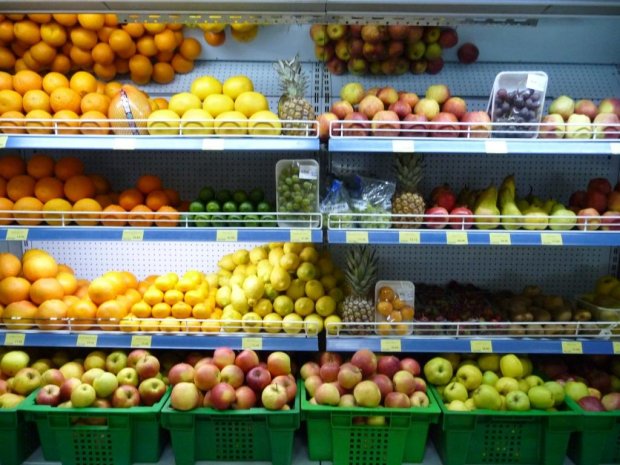 фрукты в супермаркете