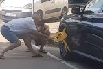 Украинцы опозорились в Европе голыми руками снимая блокиратор с колеса