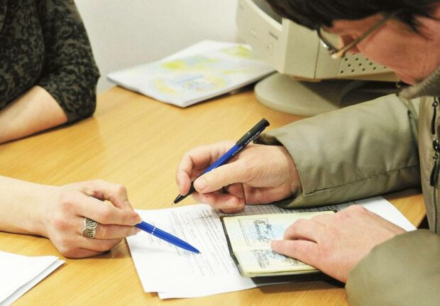 Украинцам предложили купить трудовой стаж, еще и сэкономить: что нужно знать