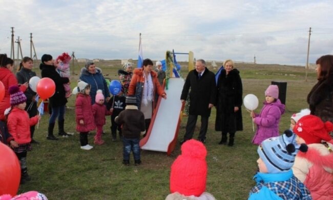 В Криму відкрили дитячу гірку посеред руїн (фото)