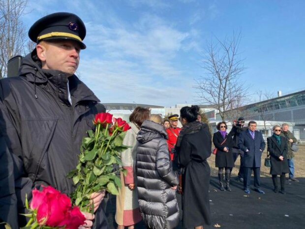 В "Борисполе" почтили память жертв авиакатастрофы в Иране, - Украина застыла в скорби