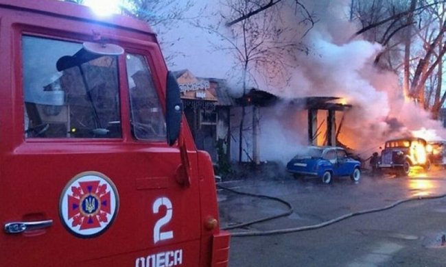В Одесі згоріло кафе з ретро-автомобілями