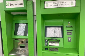ПриватБанк, банкомат та термінал, фото: Знай.ua
