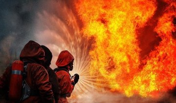 Десятки людей борються з масштабною пожежею у Дніпрі