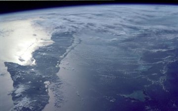 Медузи перебрались у гори: гігантський НЛО завис над Ельбрусом