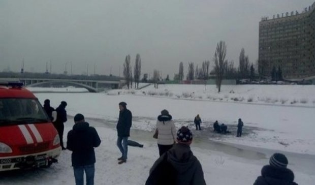 Двое мужчин погибли подо льдом на Русановском канале