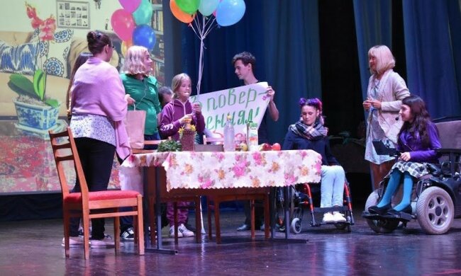 Алкоголь, насилие и жизнь с инвалидностью: в Запорожье показали спектакль об "особенных" людях, - ничего о них не знаем