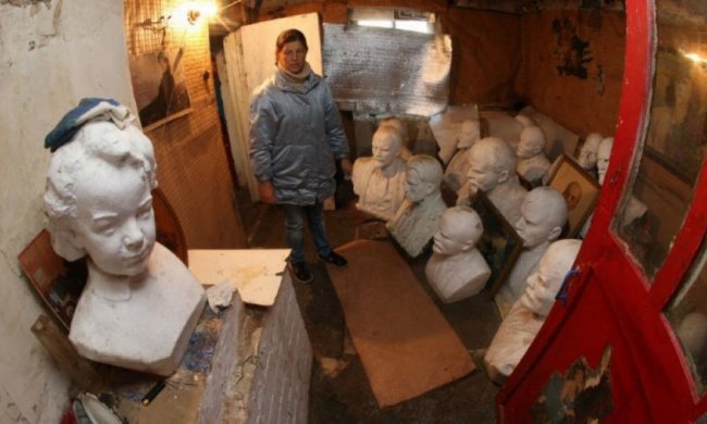 Жительница Глухова собрала в доме 40 памятников Ленина (фото)