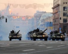 Сотни военных в центре Киева и танки на подъезде: что происходит