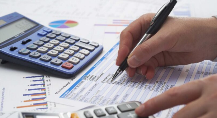 Фізична особа-підприємець рахує податки. Фото: вільні джерела