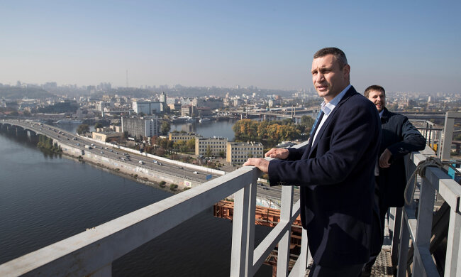 Бережіть голови: життю київських водіїв загрожує ще один "втомлений міст"