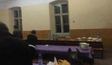 Львівські викладачі не посоромились пити і курити прямо у ВНЗ (фото)