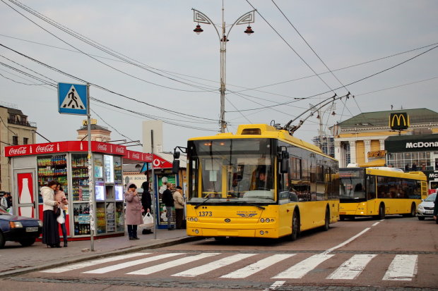 У Києві на ходу згорів тролейбус: перші кадри