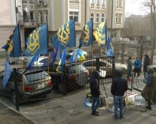 Активісти звозять до Солом'янського райсуду намети і теплий чай